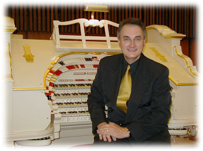 John Atwell at the Melbourne Regent Theatre Wurlitzer organ
